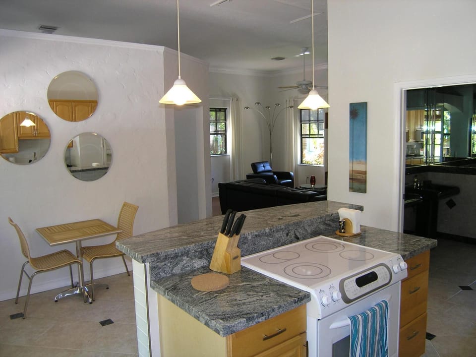 Kitchen & Dining Areas.
(Bedrm thru door at left.  Bathrm thru door at right.)