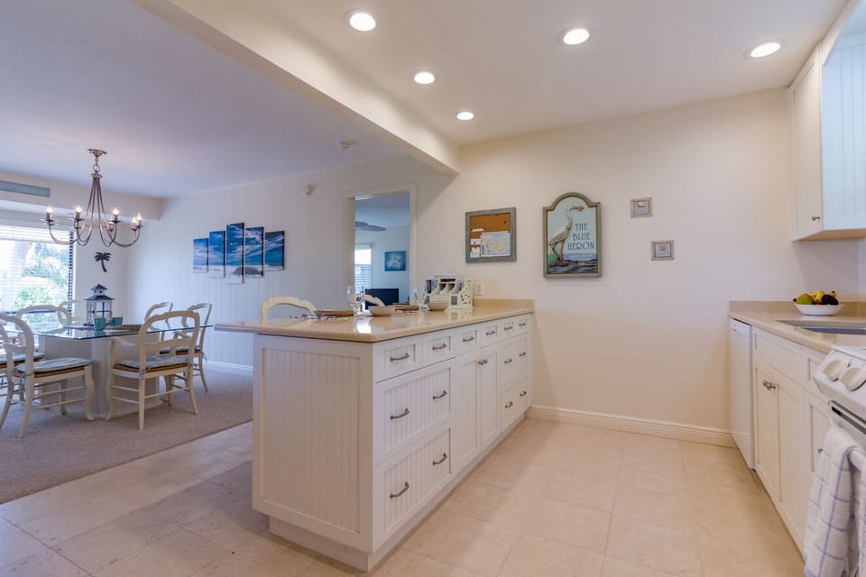 Kitchen bar and dinnning room