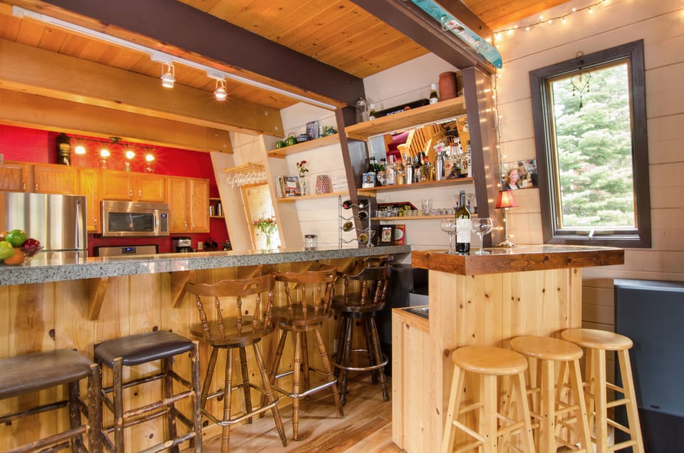Bar area with seating for 8+, beer fridge  & plenty of bar utensils