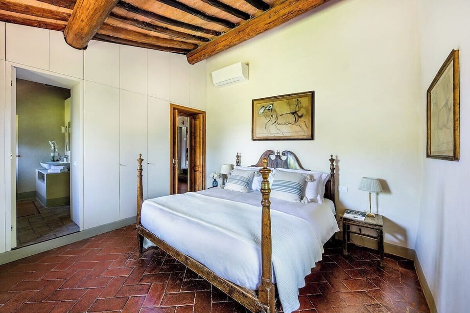 Main Villa_Bedroom 4 with ensuite bathroom (with shower)