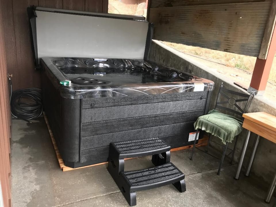 6 person hot tub with mountain view