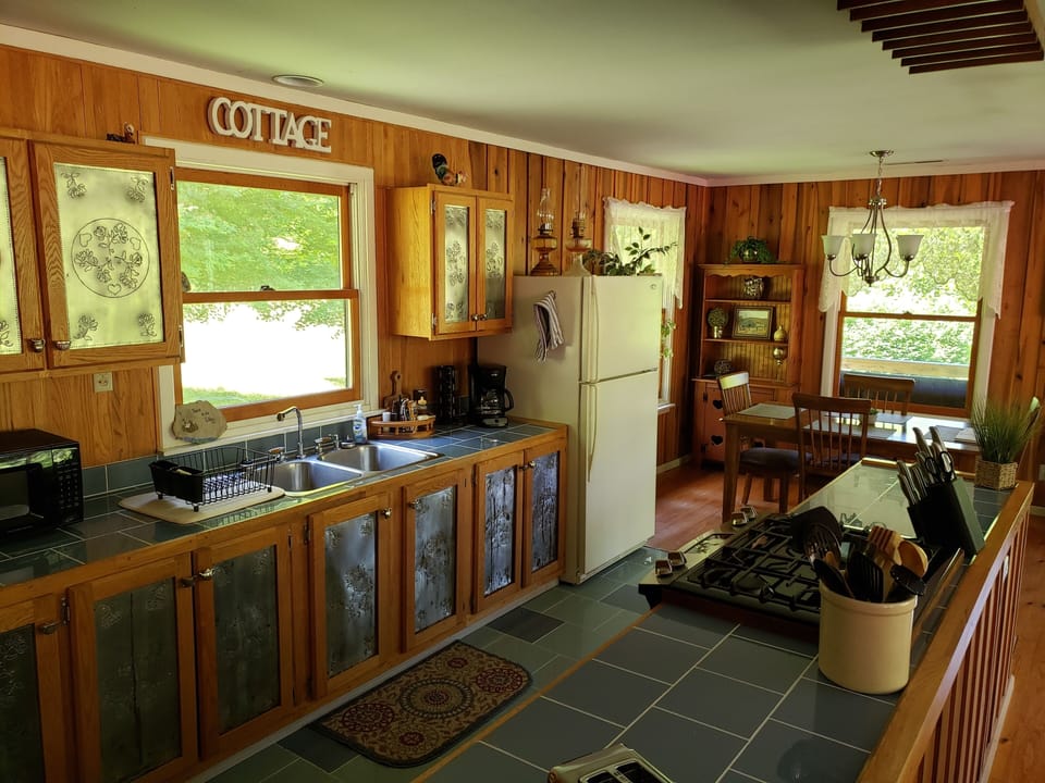 Fully equipped kitchen with washer and dryer