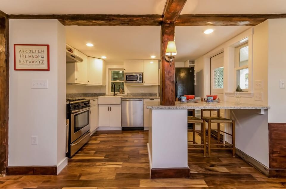 Full sized kitchen with 4 counter stools