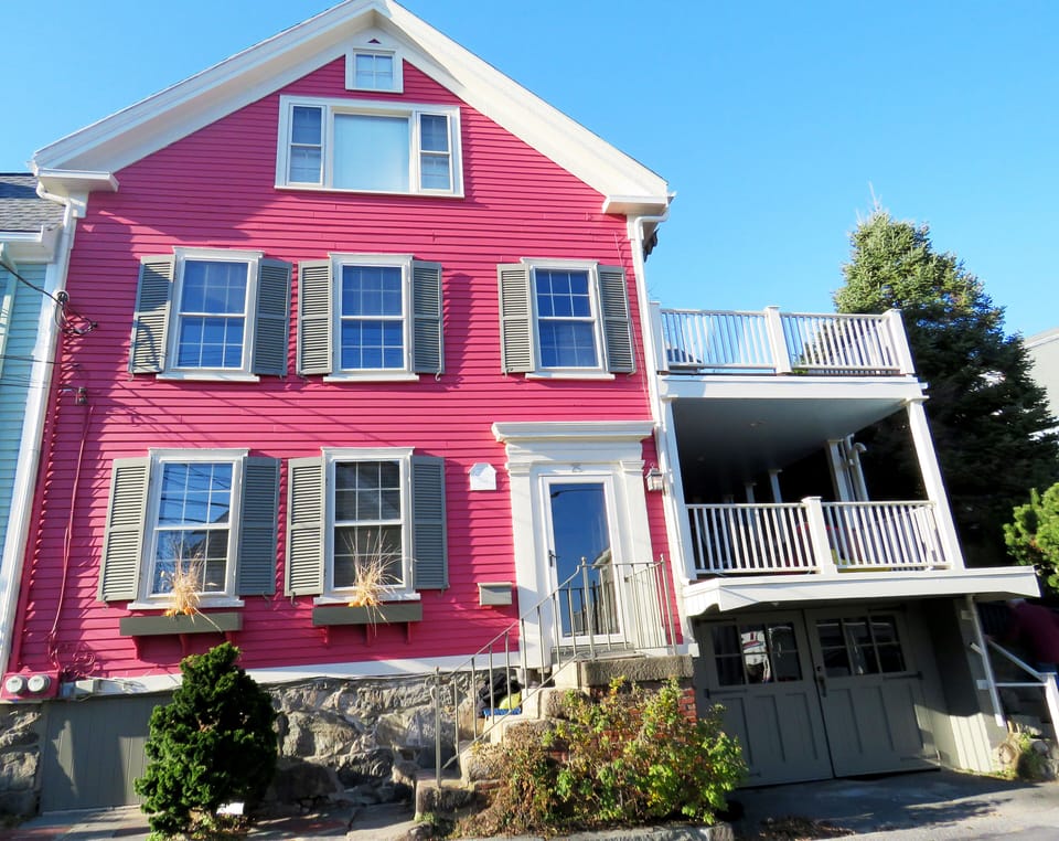 Pretty in Pink! In the heart of the Historic District. Privacy & charm
1st fl ap