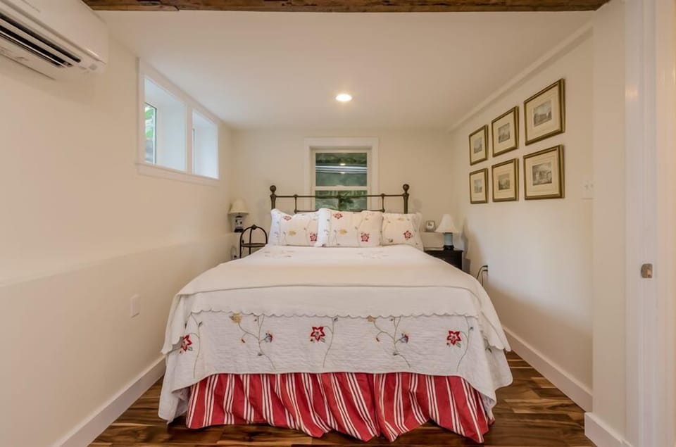 Queen bed.