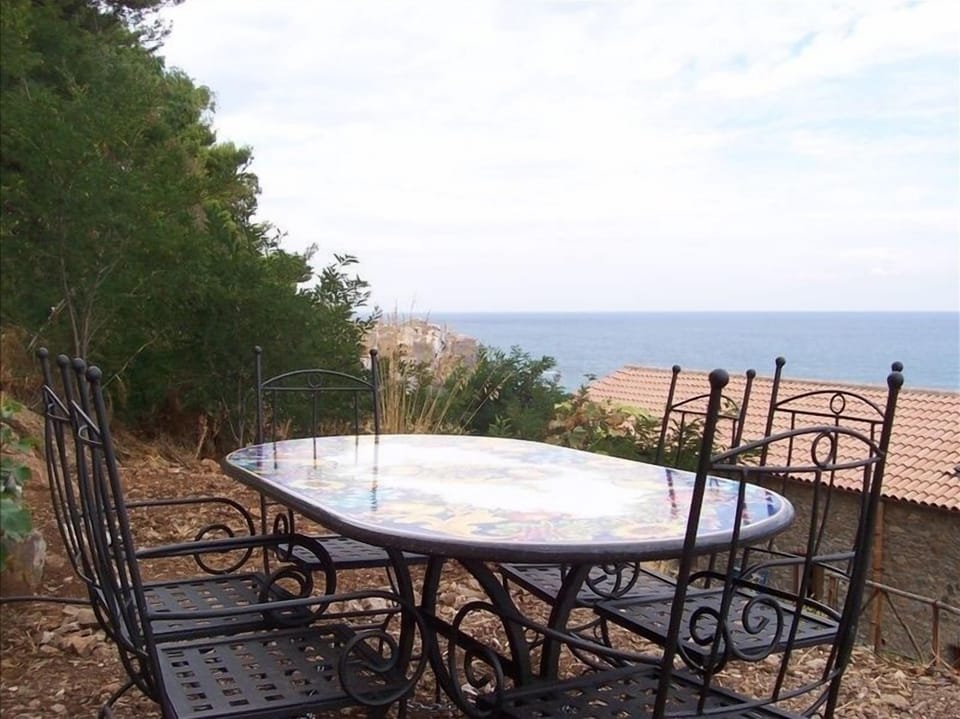 Enjoy dining on this gorgeous hand-painted table while enjoying the sea view!