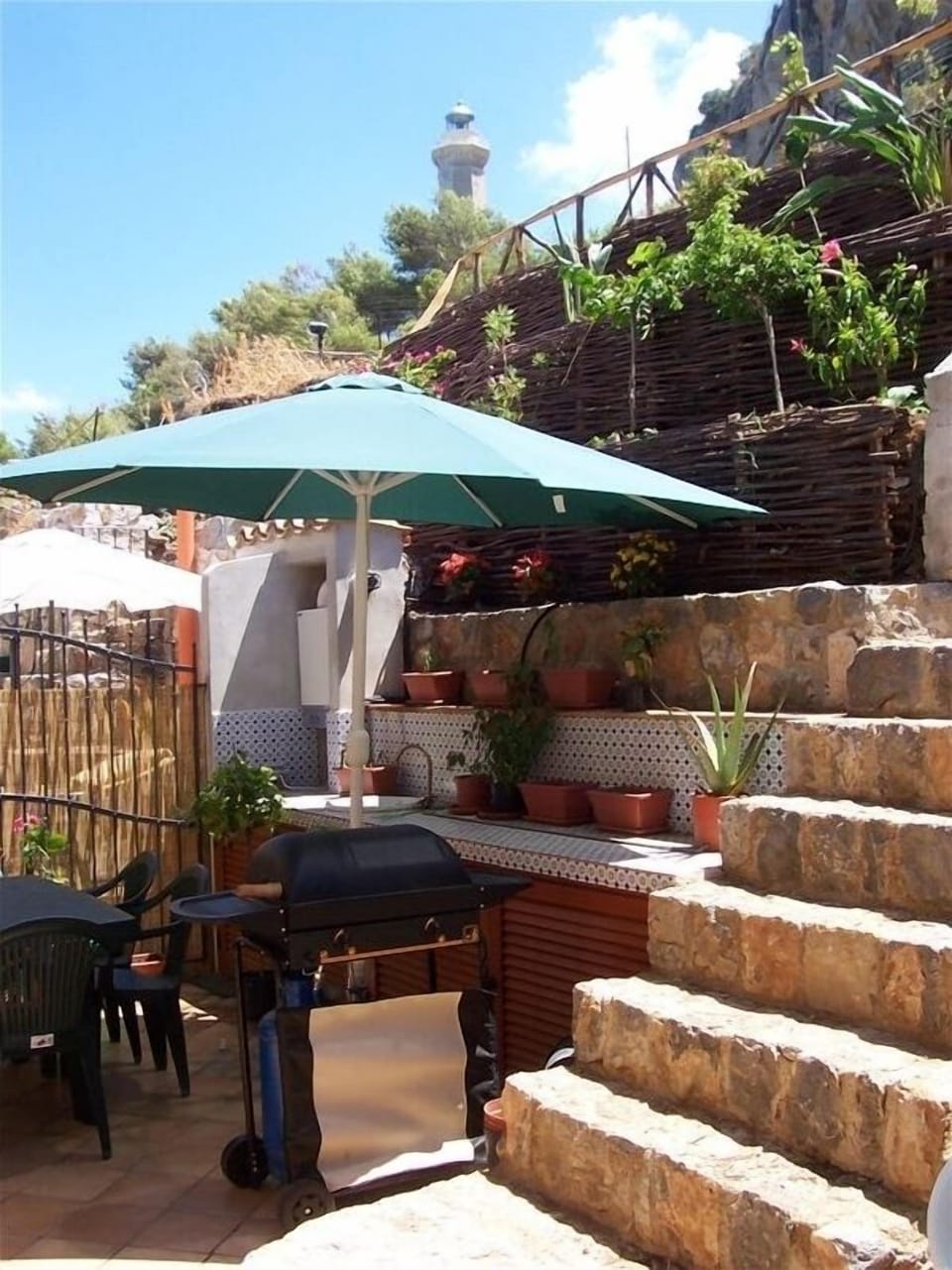 outdoor kitchen and terraced garden immediately outside CASA DEL FARO