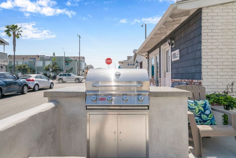 Outdoor Patio & BBQ Grill: Grill up sunset dinners on the private patio using the built-in stainless steel BBQ grill, complete with surrounding prep counter space and outdoor lounge seating.