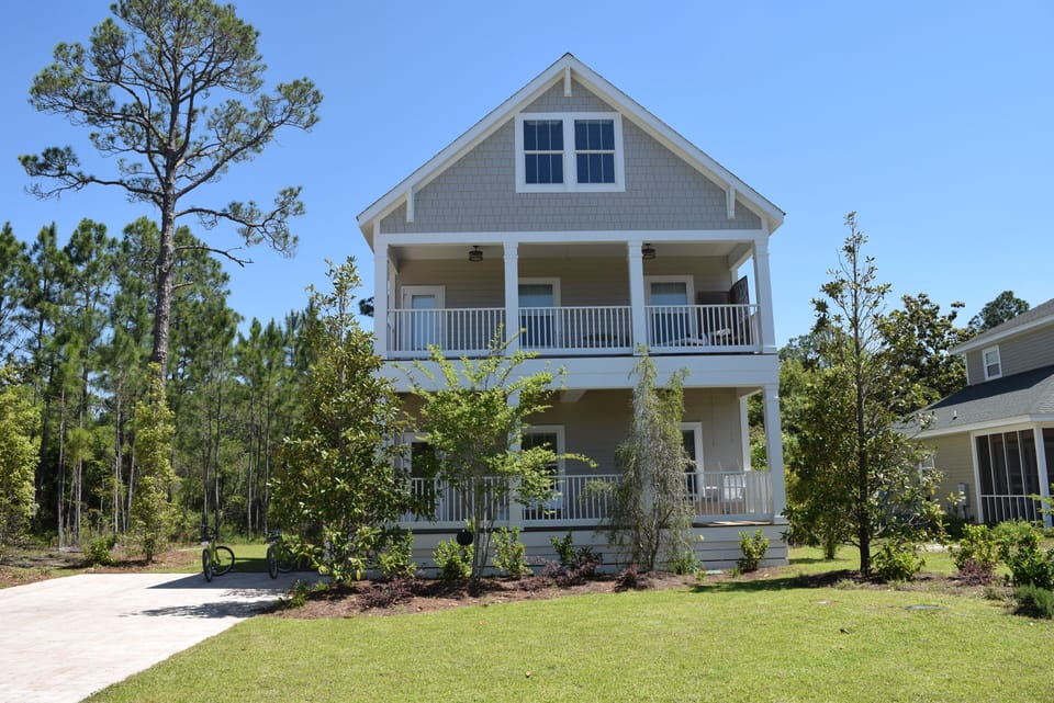 welcome to Stingray-O! 3 bedroom, 2-1/2 bath, room for 4 cars.