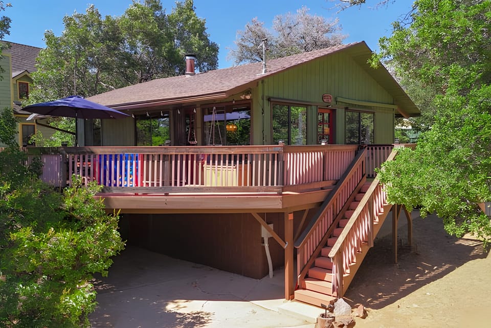Main view of the cabin.