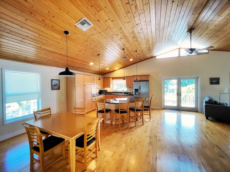 Open plan, hardwood throughout. Views of palms, water and wildlife.