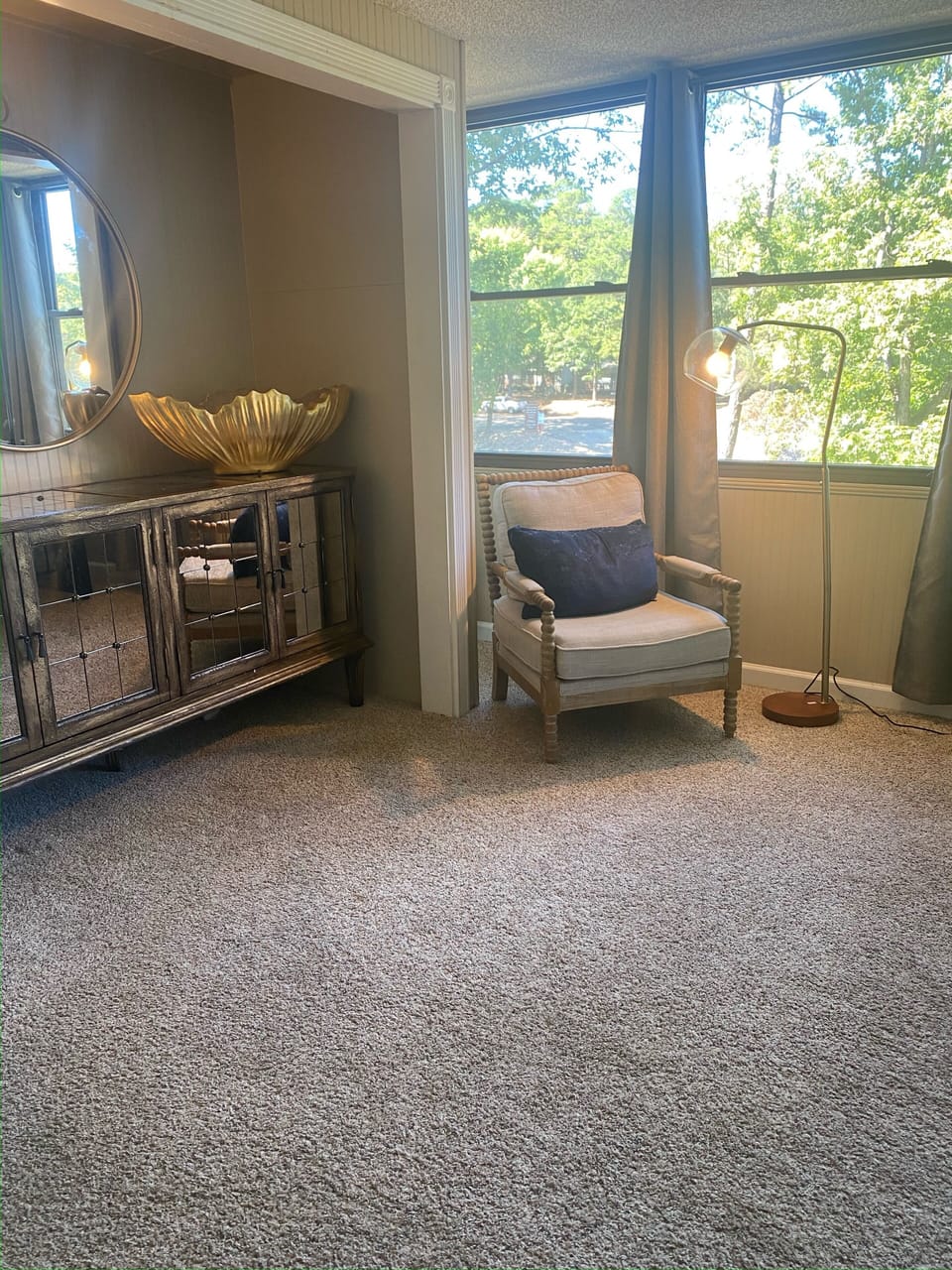 SITTING AREA IN UPSTAIRS TWIN BEDROOM