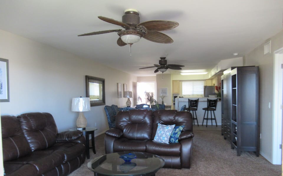 Wow! Huge Great Room excellent for entertaining 