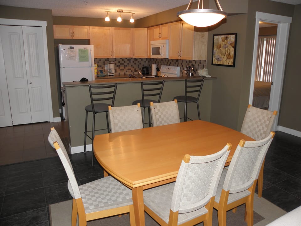 Dining and breakfast bar