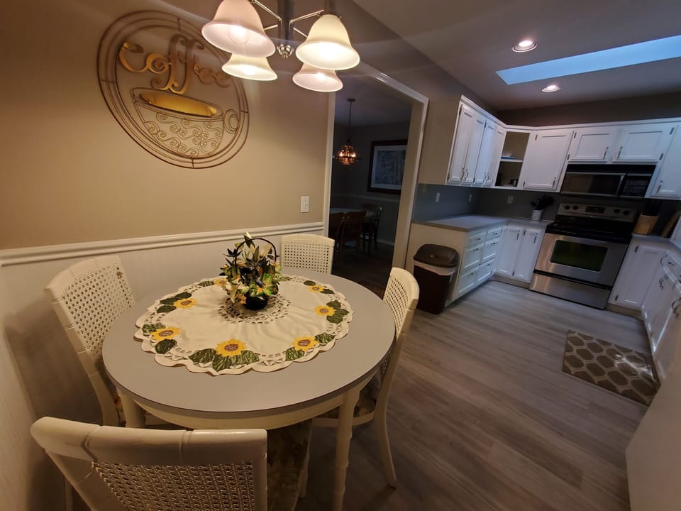 Eat-in Kitchen