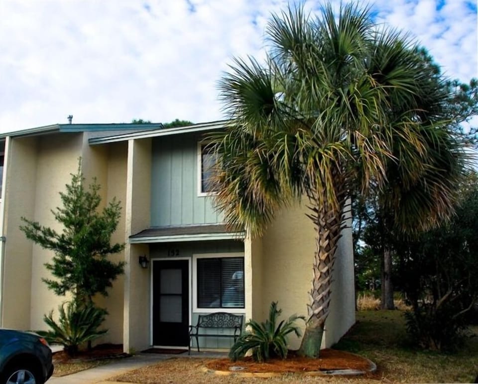 The townhouse with two parking spots is located 3 minutes from the Gulf beach 