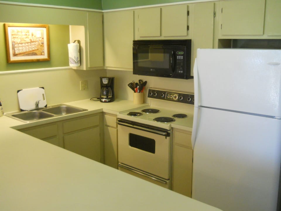 appliances include range/oven, microwave, refrig, and dishwasher