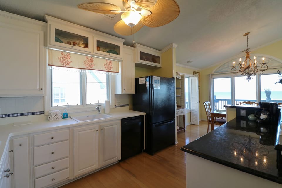Kitchen
(Top floor)