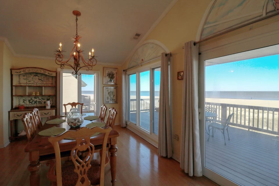 Dining room
(Top floor)