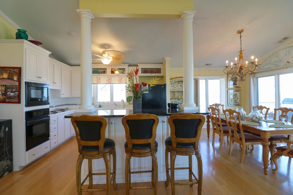 Kitchen/Dining area
(Top floor)