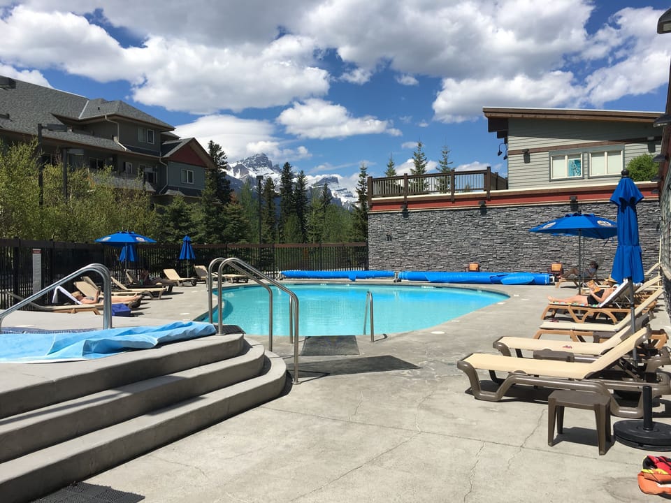 Year round heated pool & hot tub