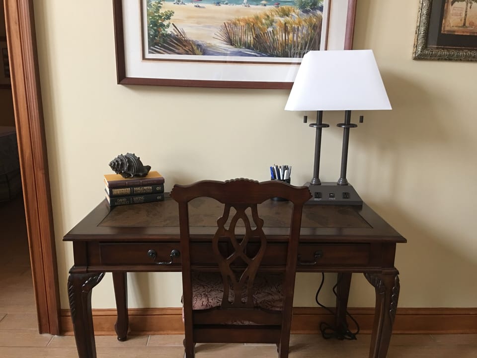 Desk
Lamp has 2 power outlets and USB plug!