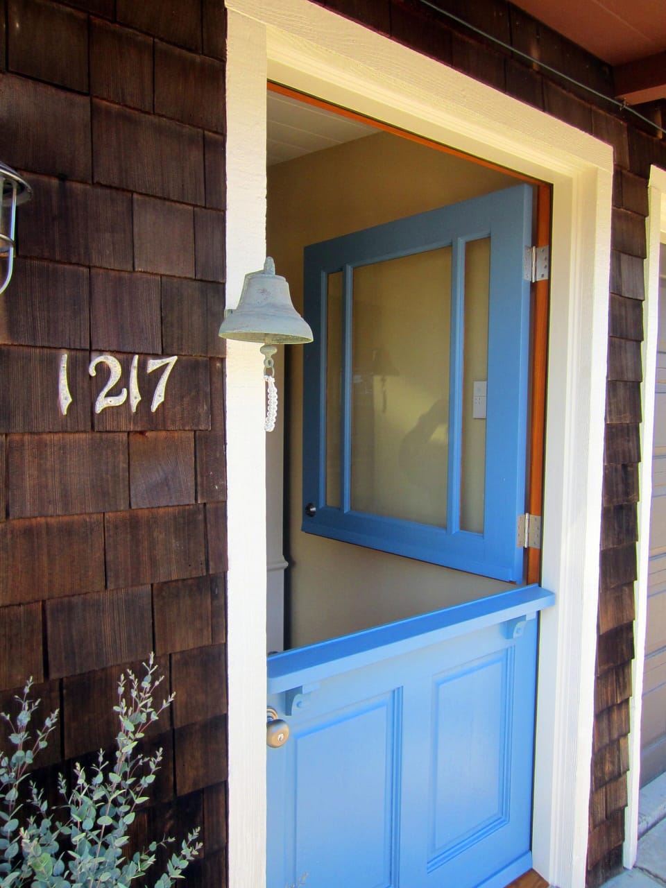 Welcoming front dutch door.