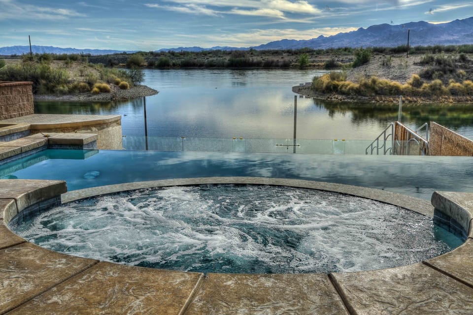 Infinity Pool , Spa & Colorado River