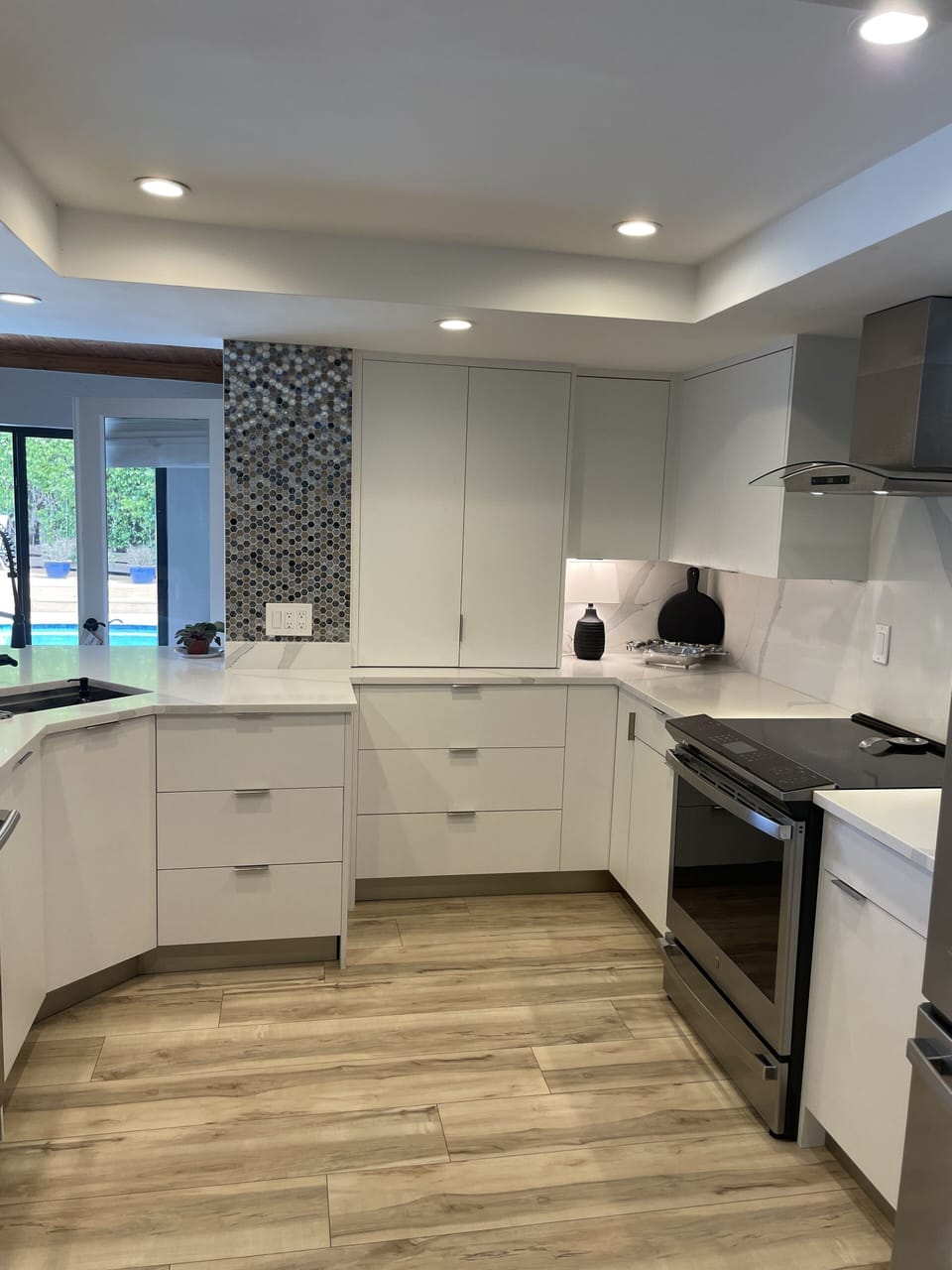 2022 -MAJOR Renovations with NEW APPLIANCES-Kitchen, Cabinets-Floors POOL &DECKS