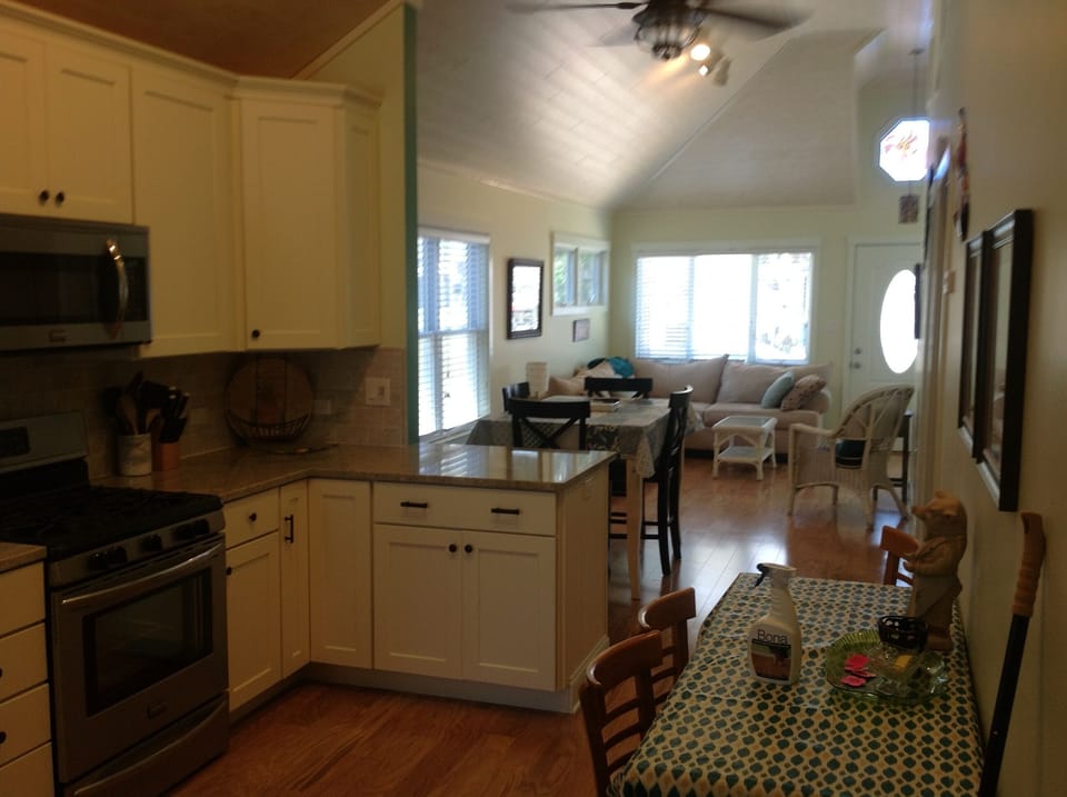 Natural hardwood floors, open floor plan, lots of natural light, vaulted ceiling