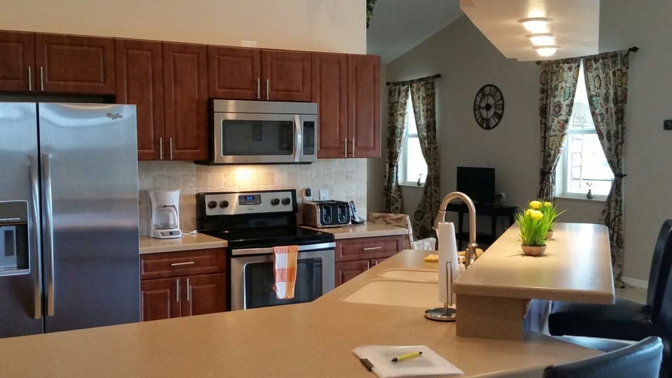 Large fully equipped kitchen, breakfast bar with 5 Bar stools 