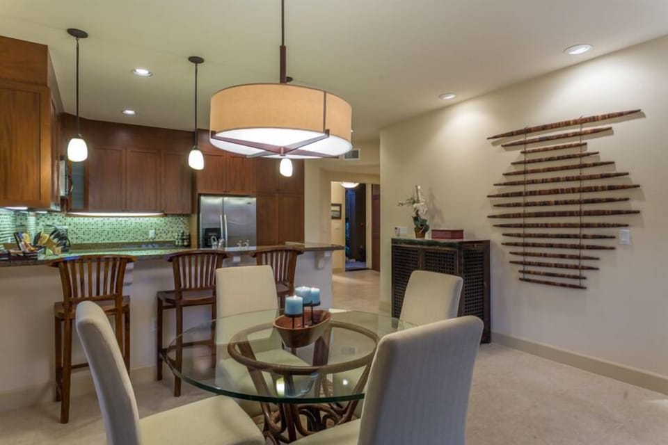 Dining Area (Additional seating available) 