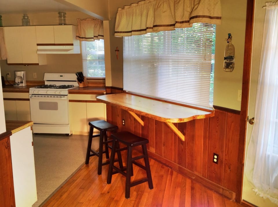 Breakfast bar with lake view