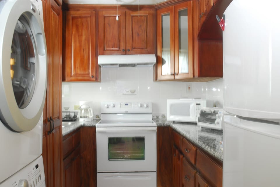 Kitchen with full size washer/dryer, glass top stove, 11 cu-ft fridge, & more!