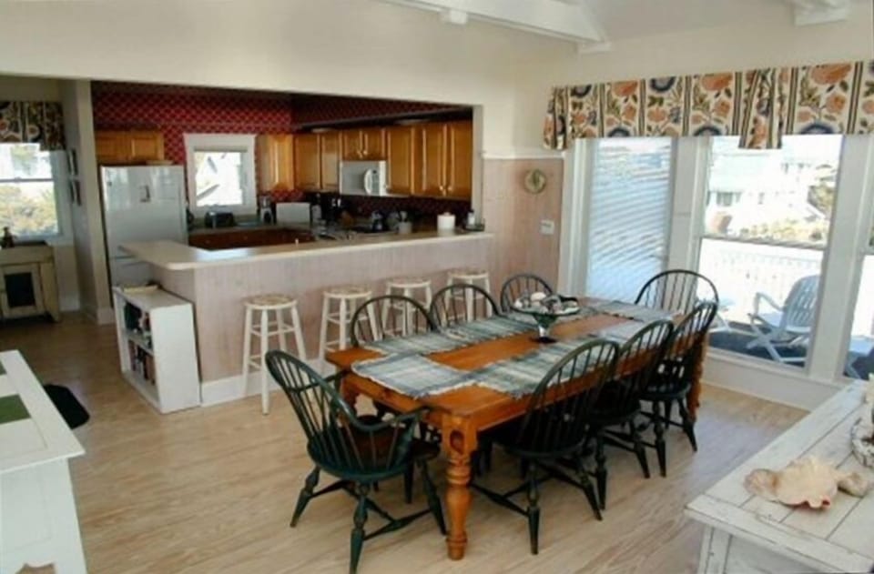 Dalwhinnie Cottage - dining and kitchen