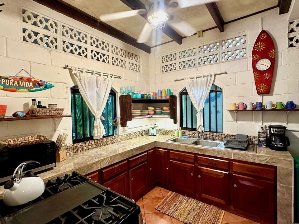 Full kitchen with new appliances + many extras 