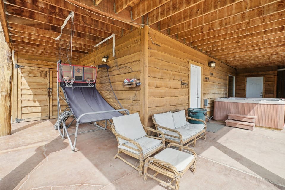 Covered patio: basketball arcade steps from the hot tub