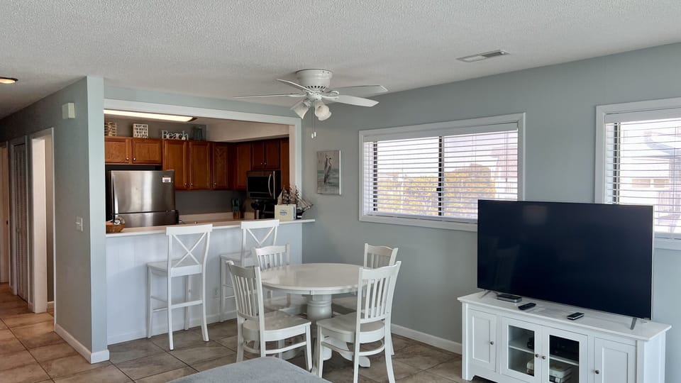 Dining area with seating for 6