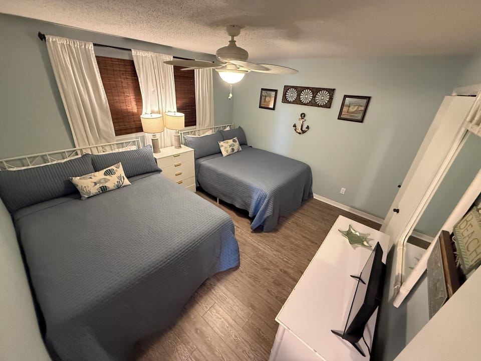 2 queen beds. New mattresses!