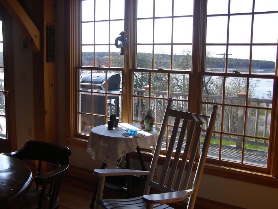 Kitchen seating area