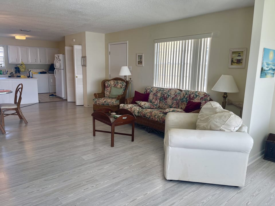 SPACIOUS LIVING ROOM