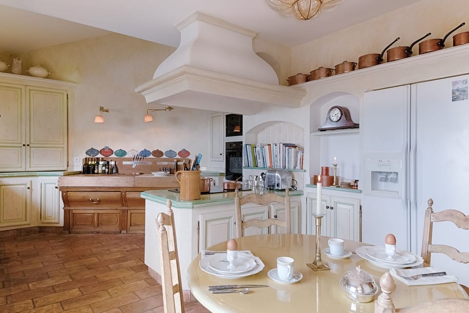 There are plentiful pots, pans, cooking tools, chef's knives and crockery....