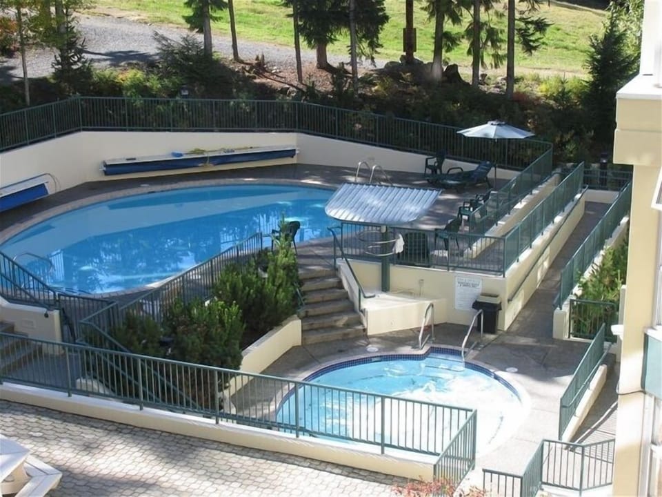 Pool and Hot tub in the summer...beautiful