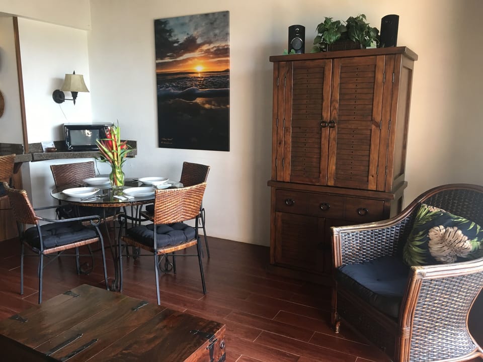 Living room and dining area with air conditioning & lanai access.