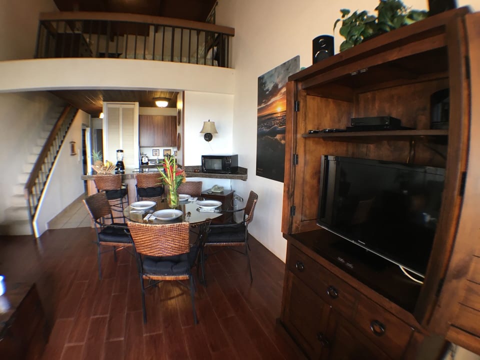 Living room and dining area with air conditioning & lanai access.