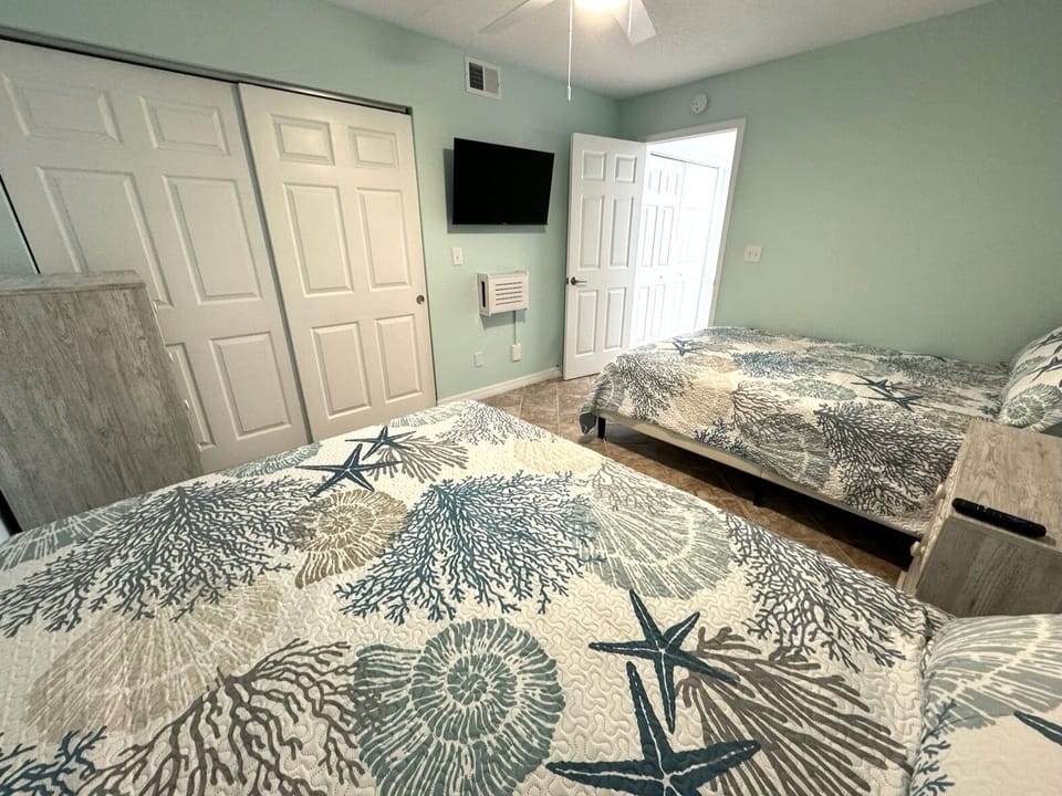 Guest bedroom with 2 Queens  
