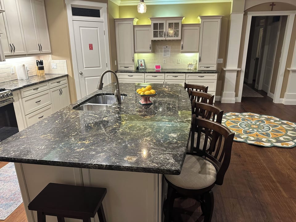 professionally stocked kitchen.
perfect for entertaining.