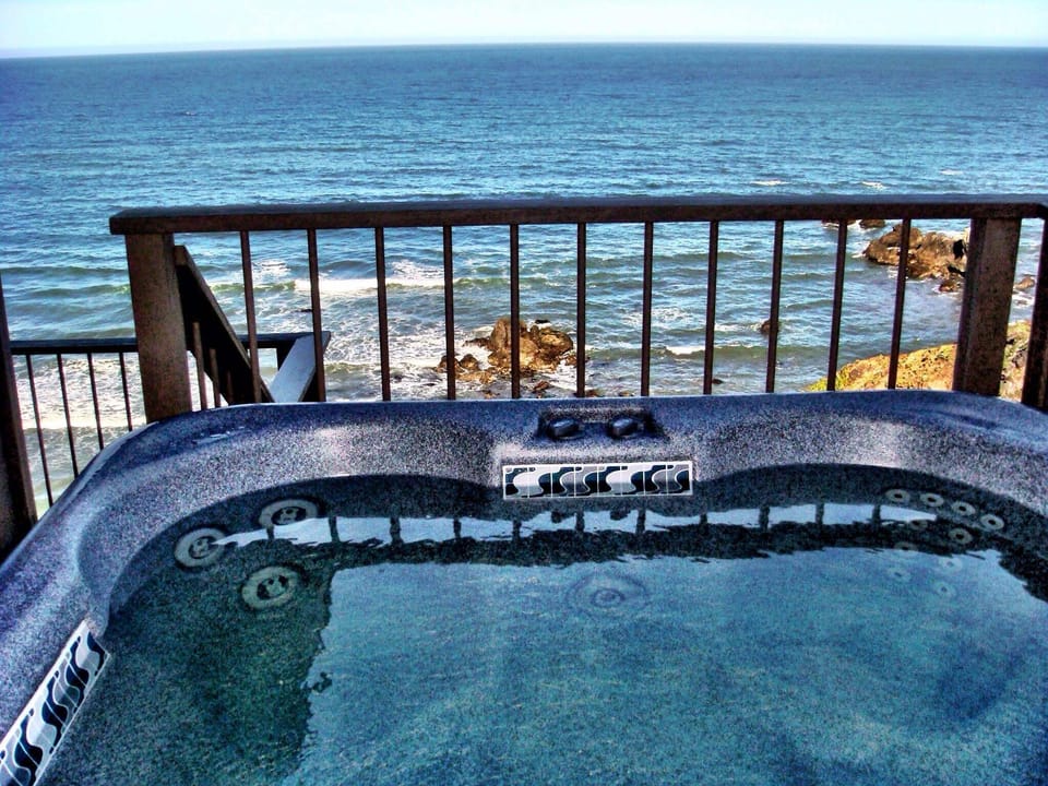 Hot tub right on the bluff.  Few spots like this one in the world, day or night