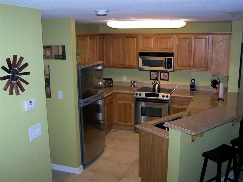 Fully Equipped Kitchen. Gold Stainless appliances,granite  Everything you need.