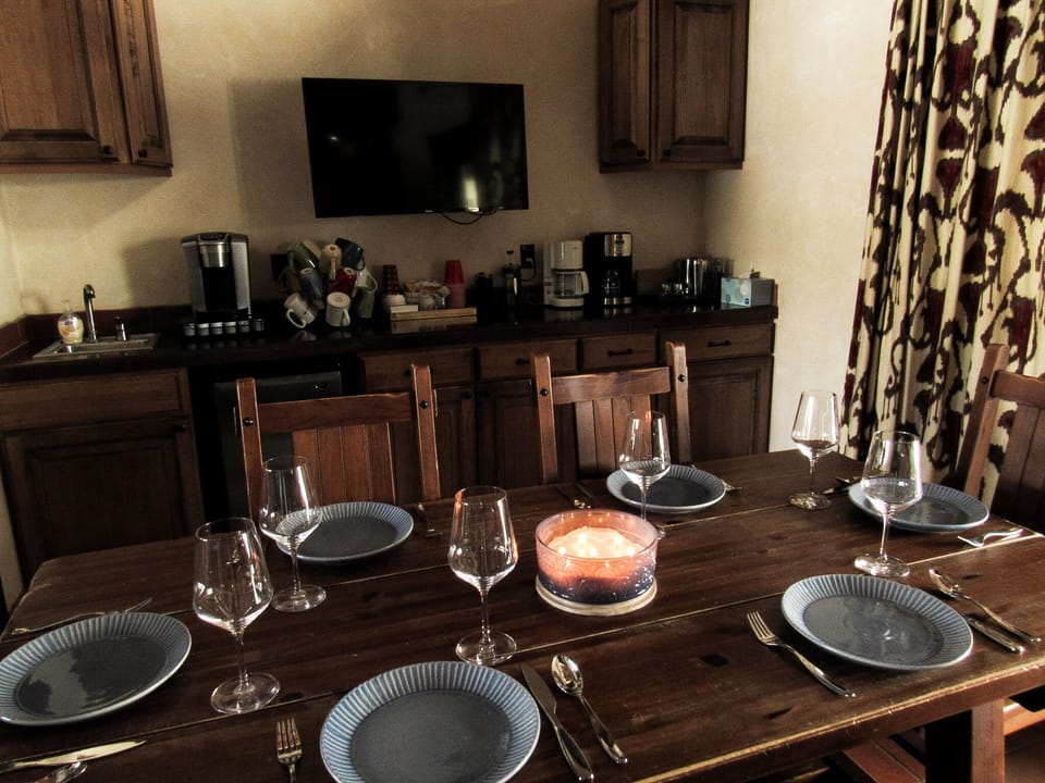 Dining room & wet bar